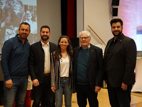 v.l.n.r.: Milorad Radulovic (Technik Stadtsaal Bludenz), Bürgermeister Simon Tschann, Kulturamtsleiterin Daniela Beck, Vortragender Dr. Josef Concin, Kulturstadtrat Cenk Dogan. v.l.n.r.: Milorad Radulovic (Technik Stadtsaal Bludenz), Bürgermeister Simon Tschann, Kulturamtsleiterin Daniela Beck, Vortragender Dr. Josef Concin, Kulturstadtrat Cenk Dogan.