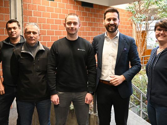 Peter Delazer (Baurecht und -verwaltung Stadt Bludenz), Günter Abentung, Marcel Grisenti, Bürgermeister Simon Tschann und Rebecca Hartmann (Baurecht und -verwaltung Stadt Bludenz) (v. l. n. r.). Peter Delazer (Baurecht und -verwaltung Stadt Bludenz), Günter Abentung, Marcel Grisenti, Bürgermeister Simon Tschann und Rebecca Hartmann (Baurecht und -verwaltung Stadt Bludenz) (v. l. n. r.).