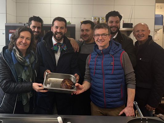 Der Braten konnte durch ein geschicktes Ablenkungsmanöver durch die Kinder des Kinderhauses Mücke gestohlen werden. Der Braten konnte durch ein geschicktes Ablenkungsmanöver durch die Kinder des Kinderhauses Mücke gestohlen werden.