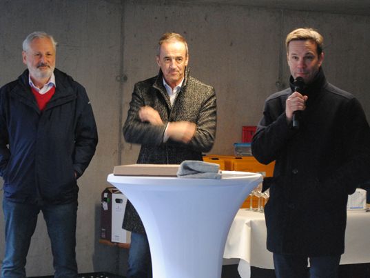 Vogewosi GF Hans-Peter Lorenz (m.) übergab im Beisein von Bgm. Florian Themeßl-Huber (r.) und Vzbgm. Hansjörg Wolf feierlich die Schlüssel an die neuen Mieter*innen Vogewosi GF Hans-Peter Lorenz (m.) übergab im Beisein von Bgm. Florian Themeßl-Huber (r.) und Vzbgm. Hansjörg Wolf feierlich die Schlüssel an die neuen Mieter*innen