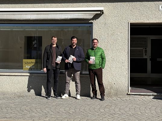 Stadtarchivar Stefan Stachniß, Vereins- und Kulturstadtrat Cenk Dogan und Historiker Christof Thöny bei der offiziellen Übergabe der Räumlichkeiten Stadtarchivar Stefan Stachniß, Vereins- und Kulturstadtrat Cenk Dogan und Historiker Christof Thöny bei der offiziellen Übergabe der Räumlichkeiten