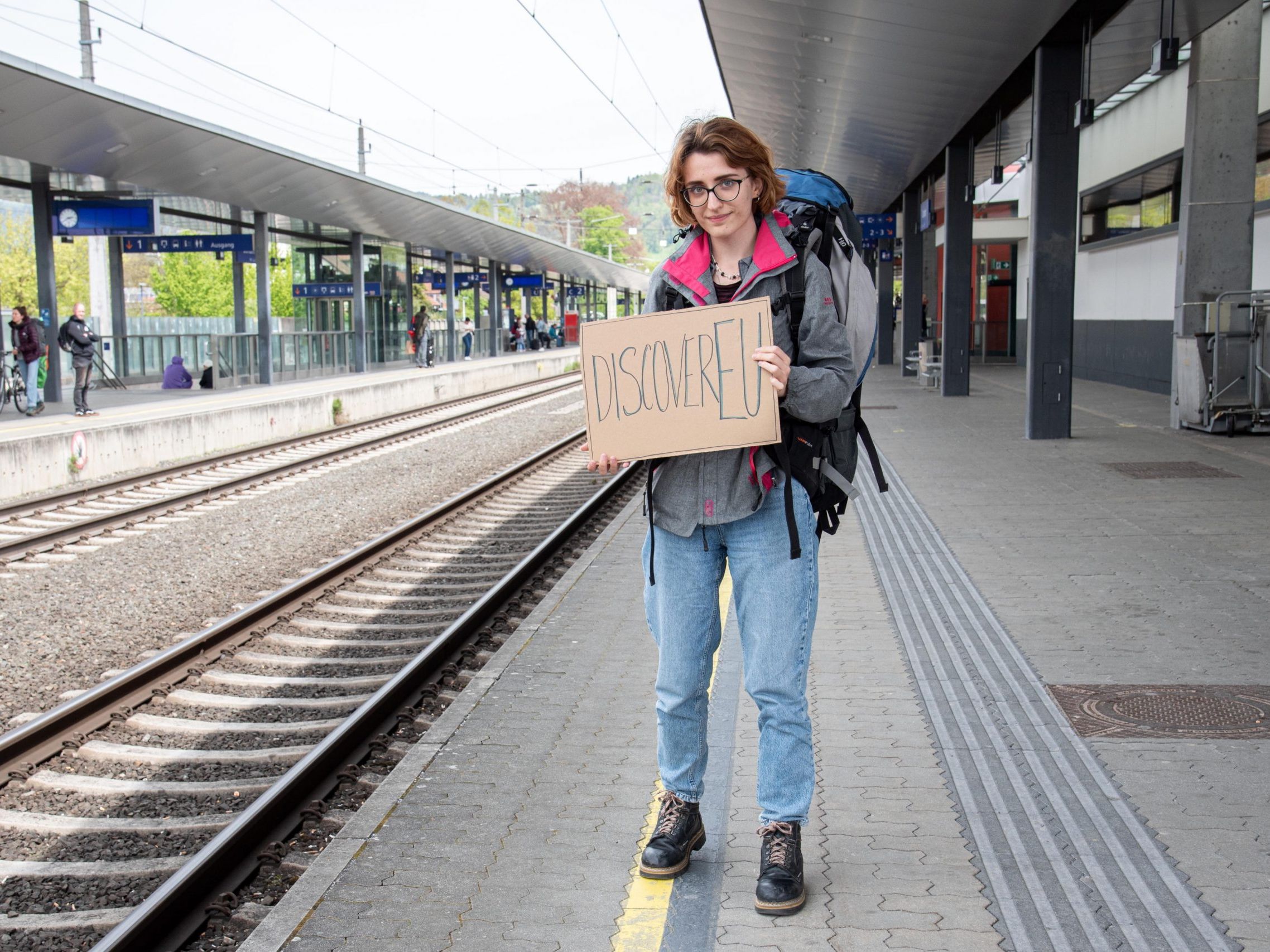 Junge Menschen können einen Travel-Pass gewinnen und 30 Tage lang kostenlos durch Europa reisen. Junge Menschen können einen Travel-Pass gewinnen und 30 Tage lang kostenlos durch Europa reisen.