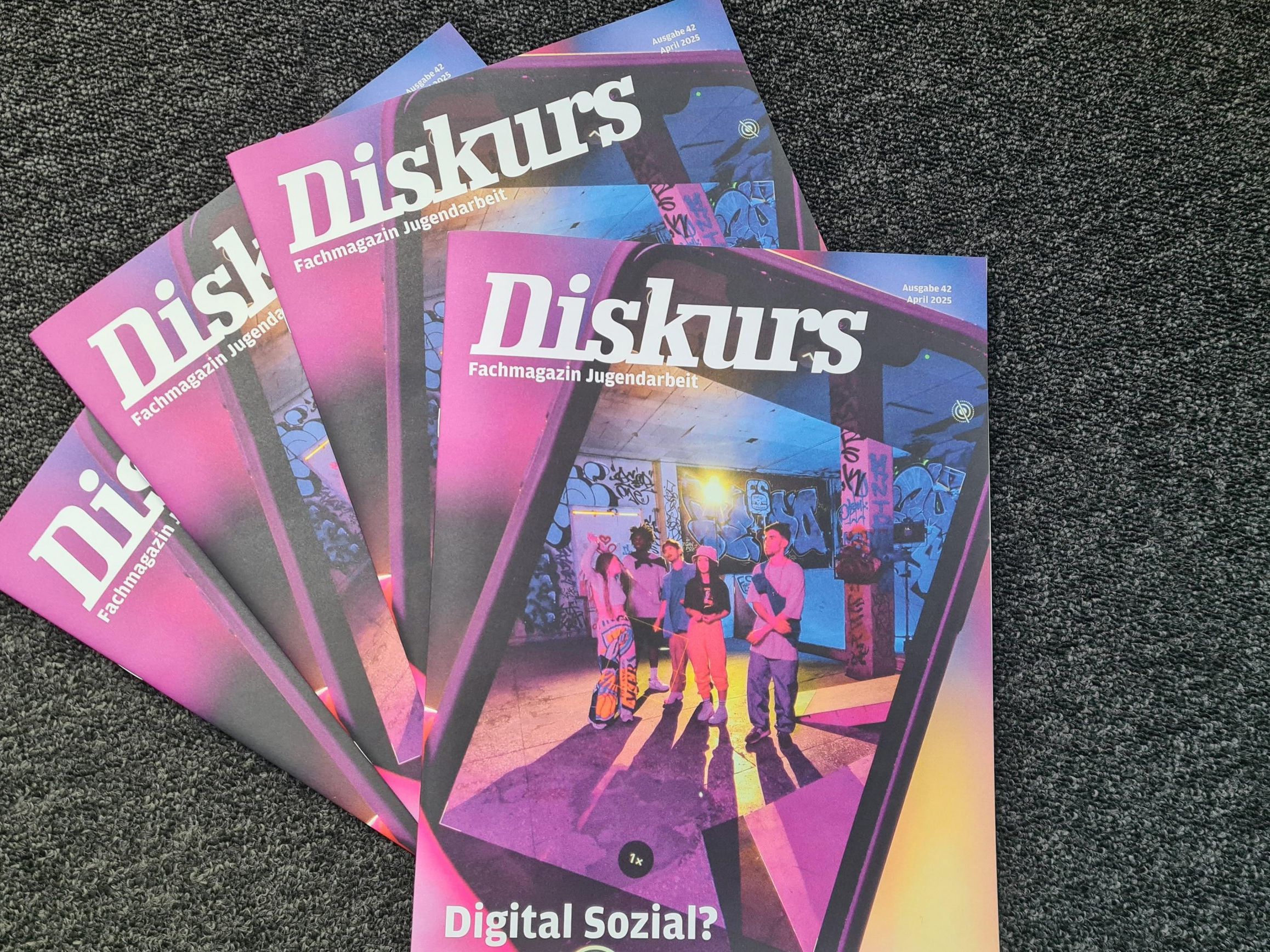 Der Diskurs kann unter www.jugend-diskurs.at/diskurs-ausgabe-42 bestellt oder als PDF heruntergeladen werden. Der Diskurs kann unter www.jugend-diskurs.at/diskurs-ausgabe-42 bestellt oder als PDF heruntergeladen werden.