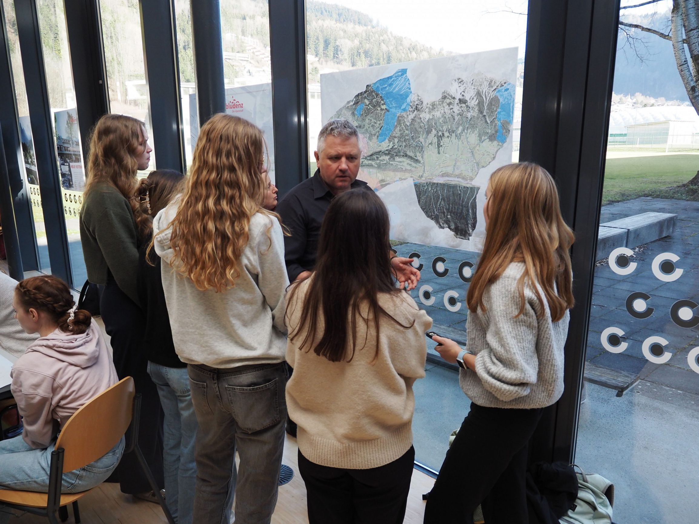 Die Schüler*innen des BRG Bludenz erarbeiteten gemeinsam mit Expert*innen kreative Lösungen zur Klimawandelanpassung. Die Schüler*innen des BRG Bludenz erarbeiteten gemeinsam mit Expert*innen kreative Lösungen zur Klimawandelanpassung.