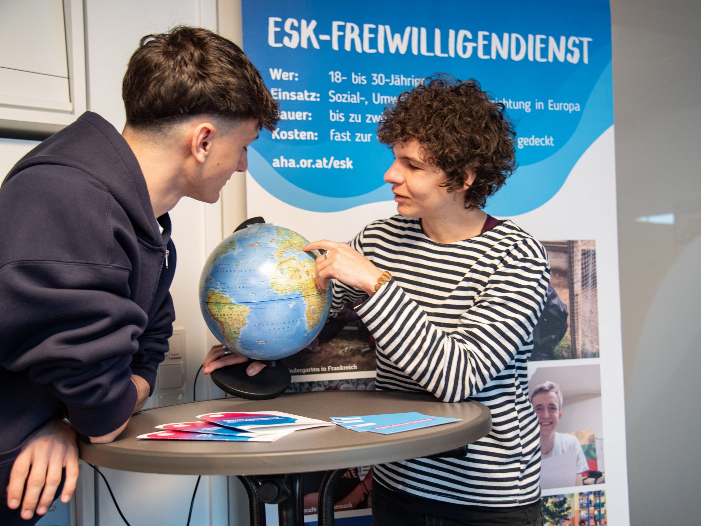 Beim Infoabend am 13. Mai gibt es alle wichtigen Details zu den Möglichkeiten eines ESK-Freiwilligendiensts. Beim Infoabend am 13. Mai gibt es alle wichtigen Details zu den Möglichkeiten eines ESK-Freiwilligendiensts.