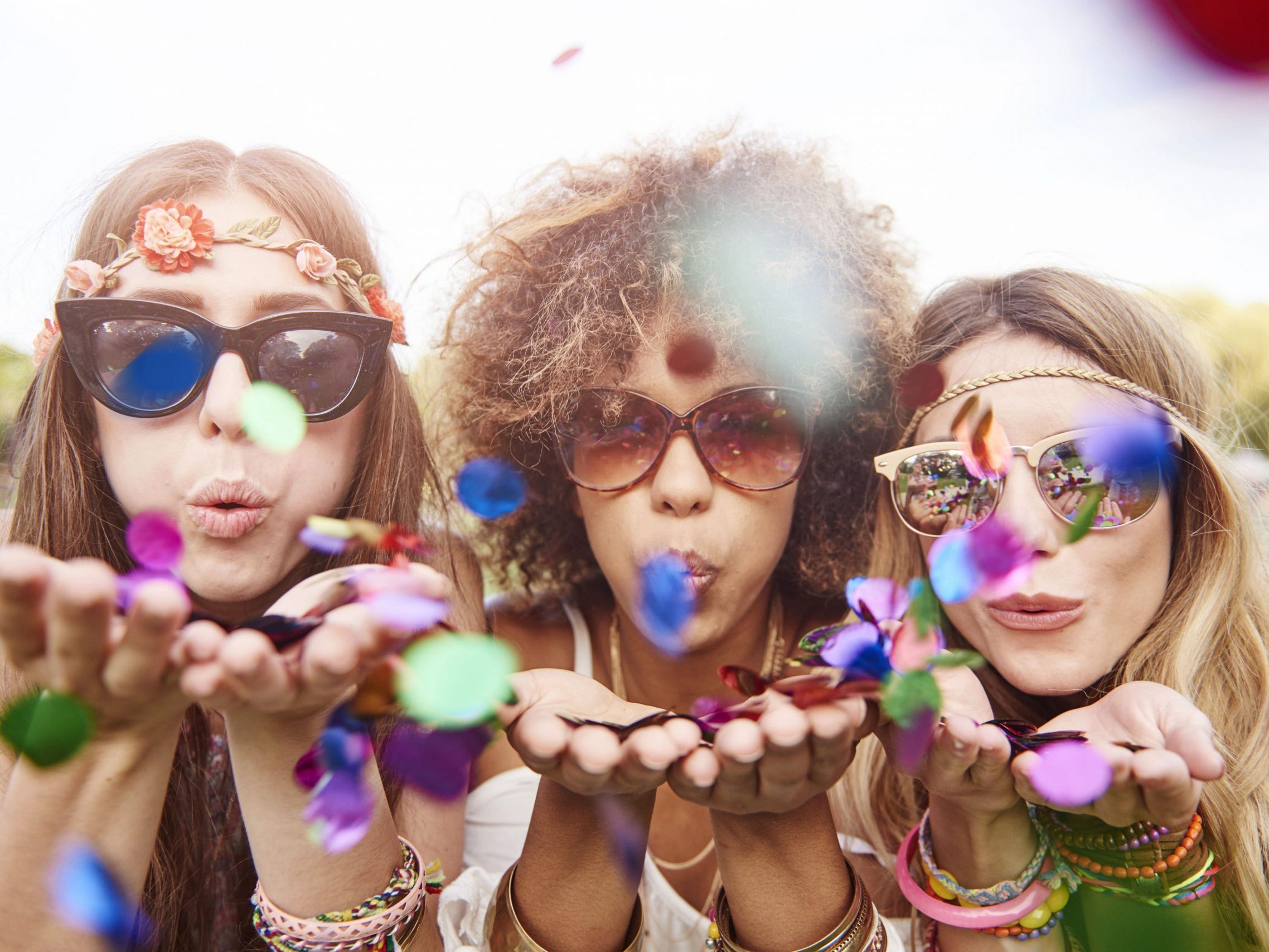 Mit der aha card kommen Jugendliche günstiger durch den Festivalsommer. Mit der aha card kommen Jugendliche günstiger durch den Festivalsommer.