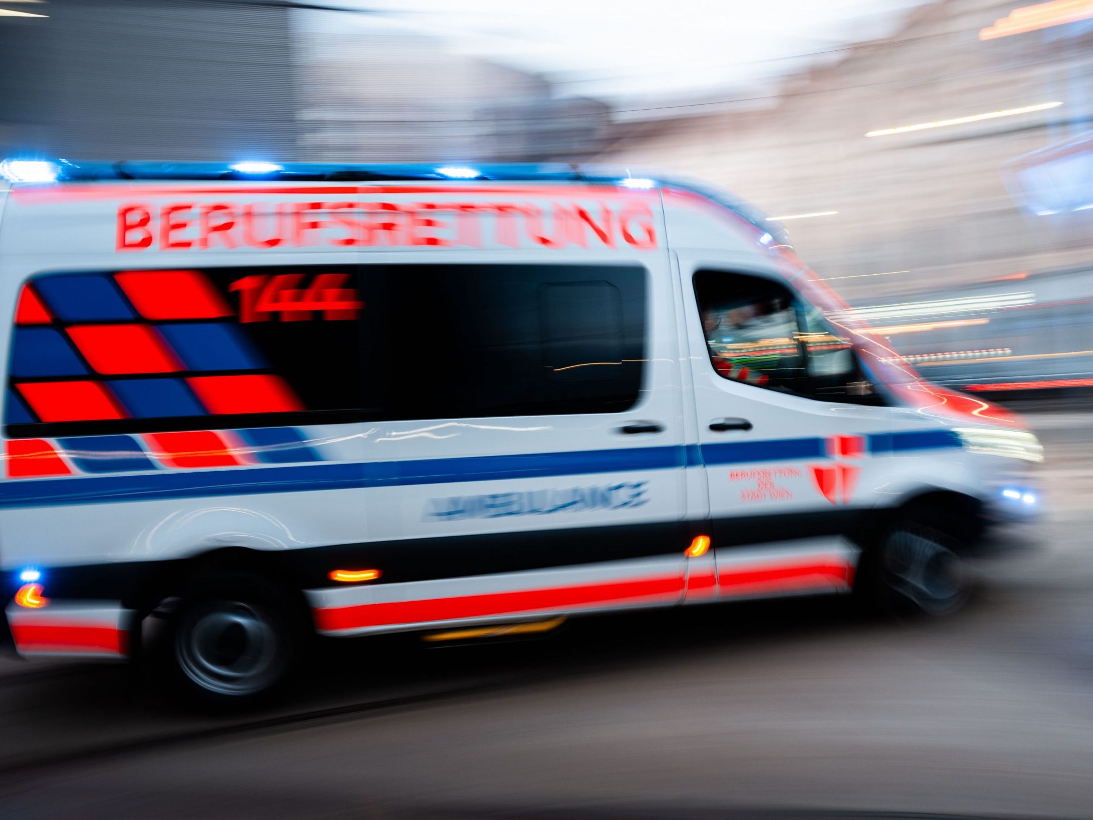 Zwei Unbeteiligte wurden von Rechtsextremen attackiert. Zwei Unbeteiligte wurden von Rechtsextremen attackiert.
