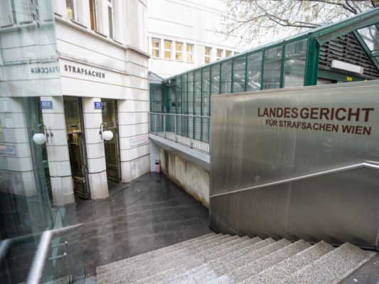Die Verhandlung fand im Grauen Haus statt Die Verhandlung fand im Grauen Haus statt