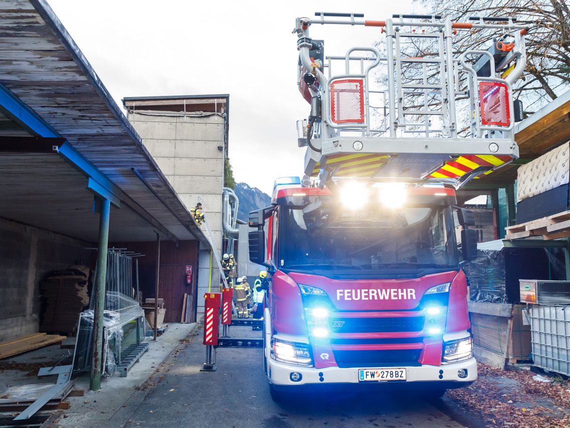 Am Samstagmorgen ist es in Ludesch zu einem Brand in einem Holzsilo bei einer Tischlerei gekommen. Am Samstagmorgen ist es in Ludesch zu einem Brand in einem Holzsilo bei einer Tischlerei gekommen.