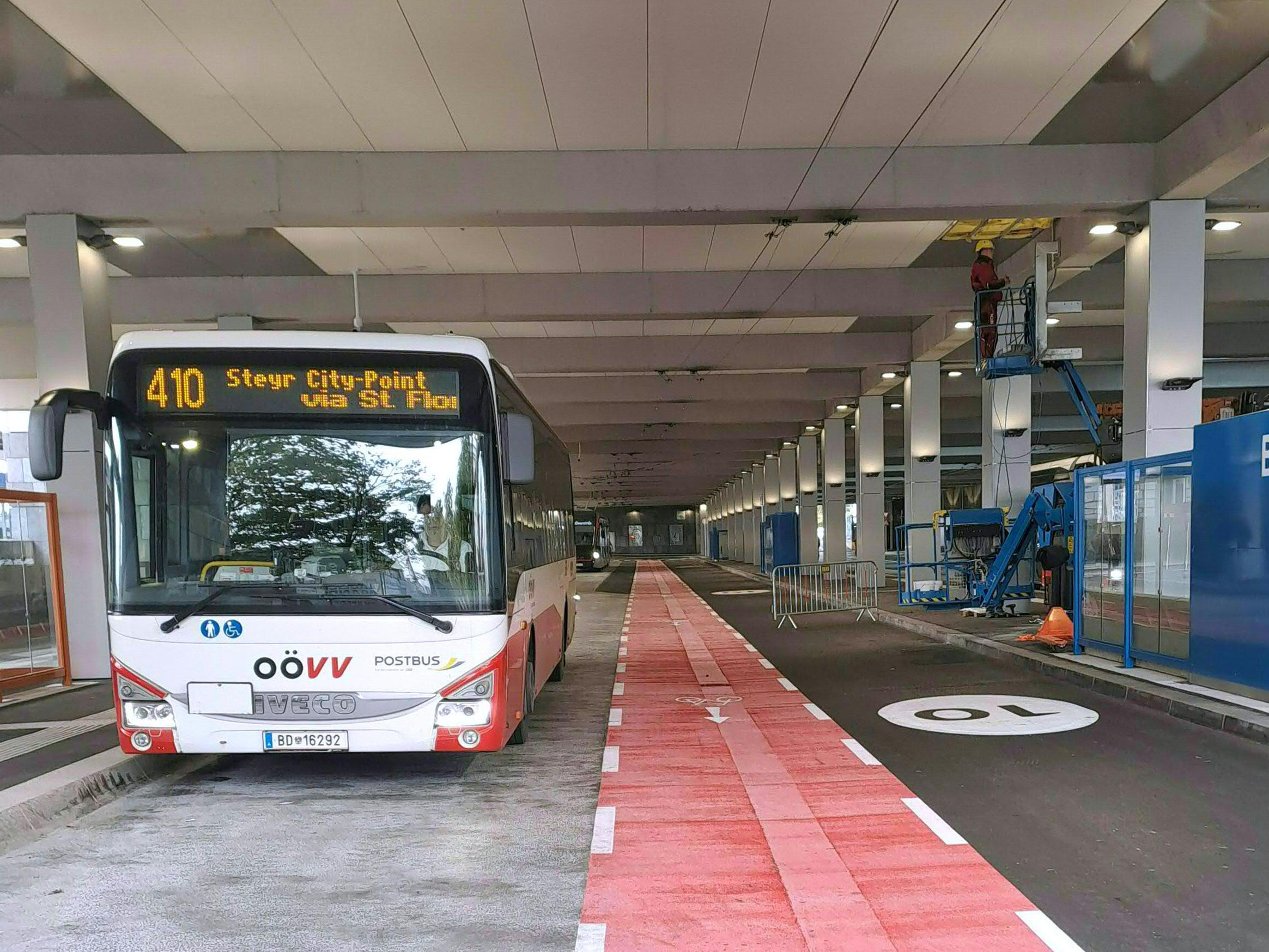 Der Radweg im Linzer Busterminal sorgt für Verwunderung. Der Radweg im Linzer Busterminal sorgt für Verwunderung.