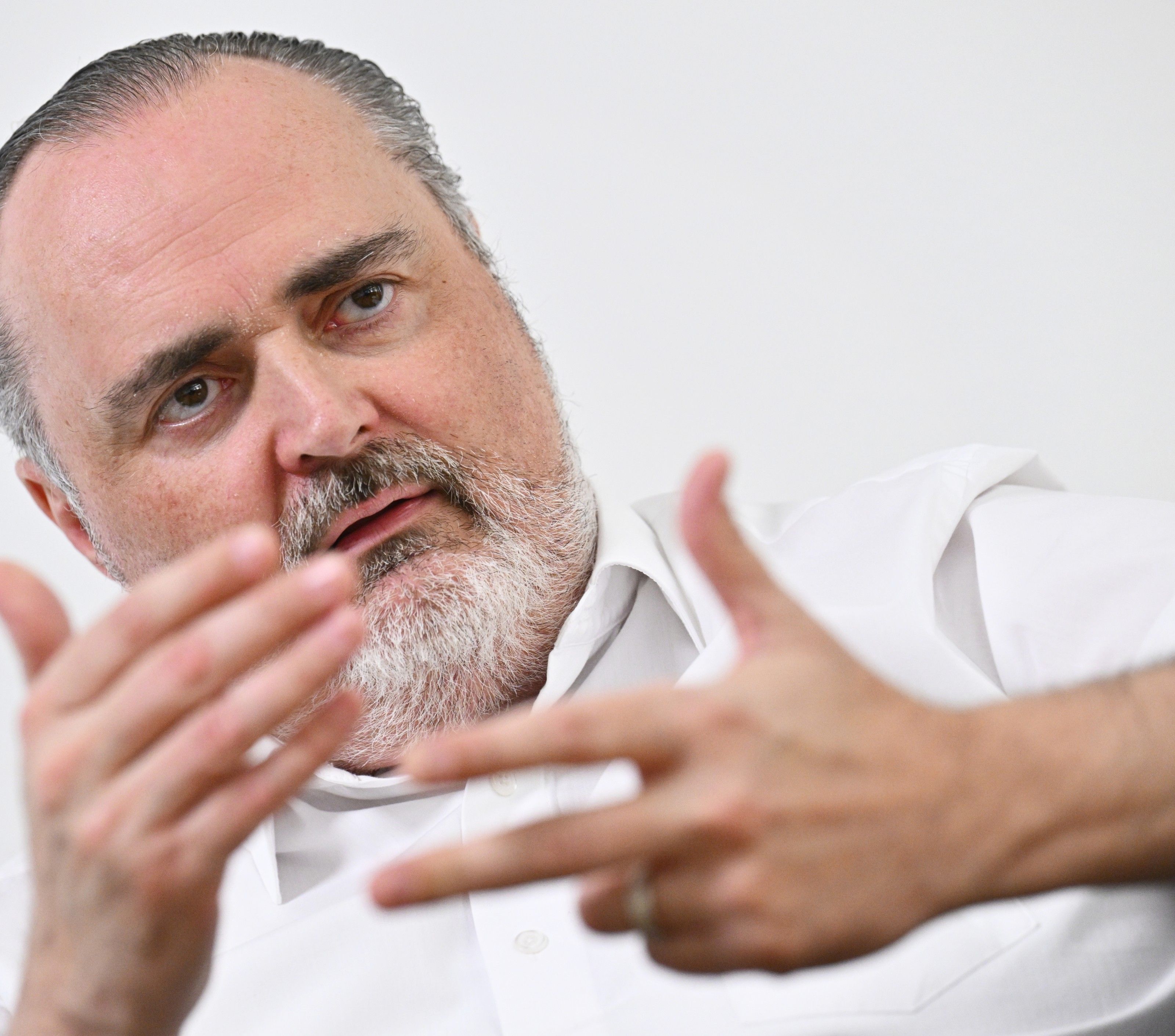 Doskozil wieder mit Kehlkopf-Operation. Doskozil wieder mit Kehlkopf-Operation.