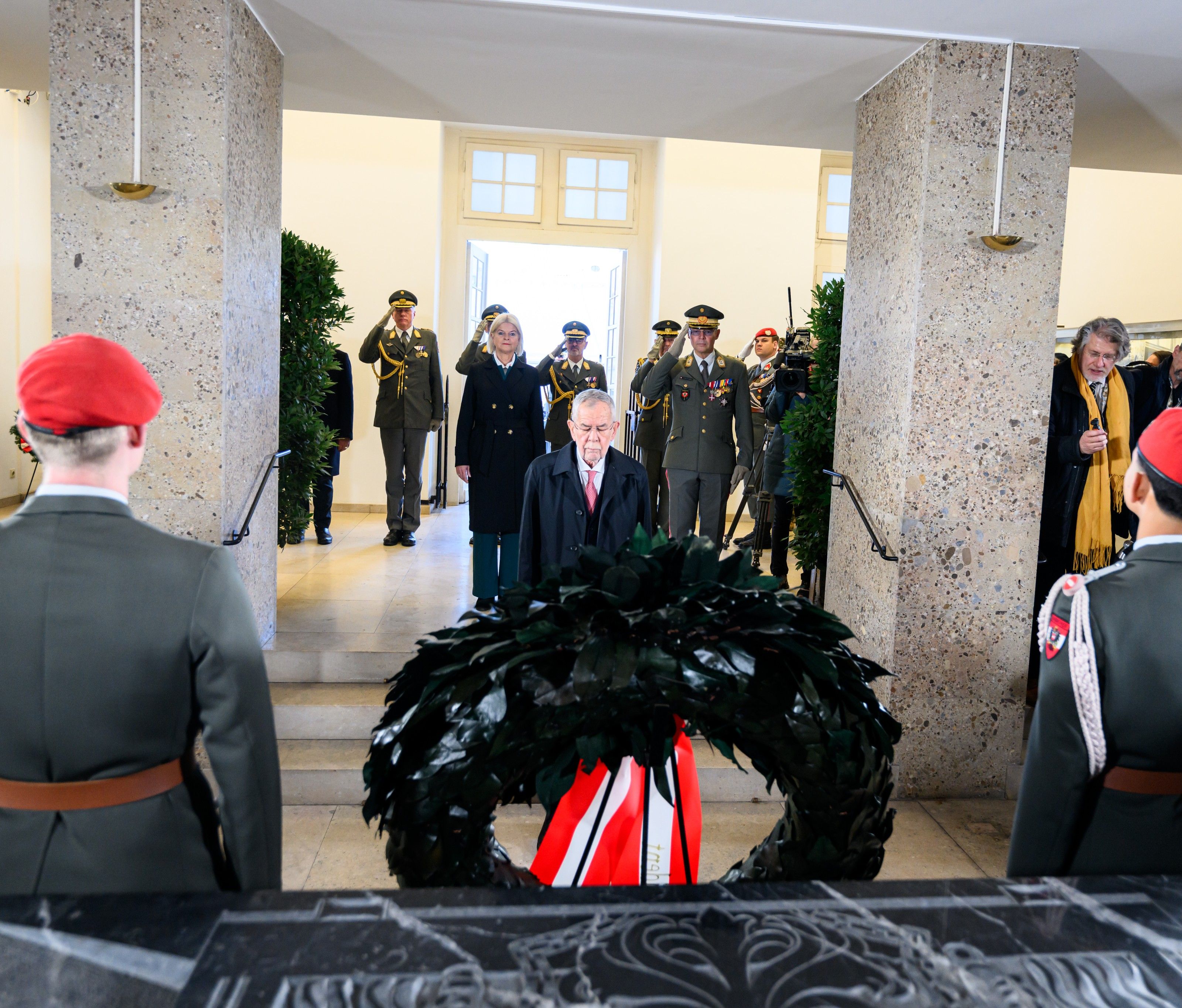 Kranzniederlegungen zählen zu den traditionellen Feierlichkeiten am Nationalfeiertag. Kranzniederlegungen zählen zu den traditionellen Feierlichkeiten am Nationalfeiertag.