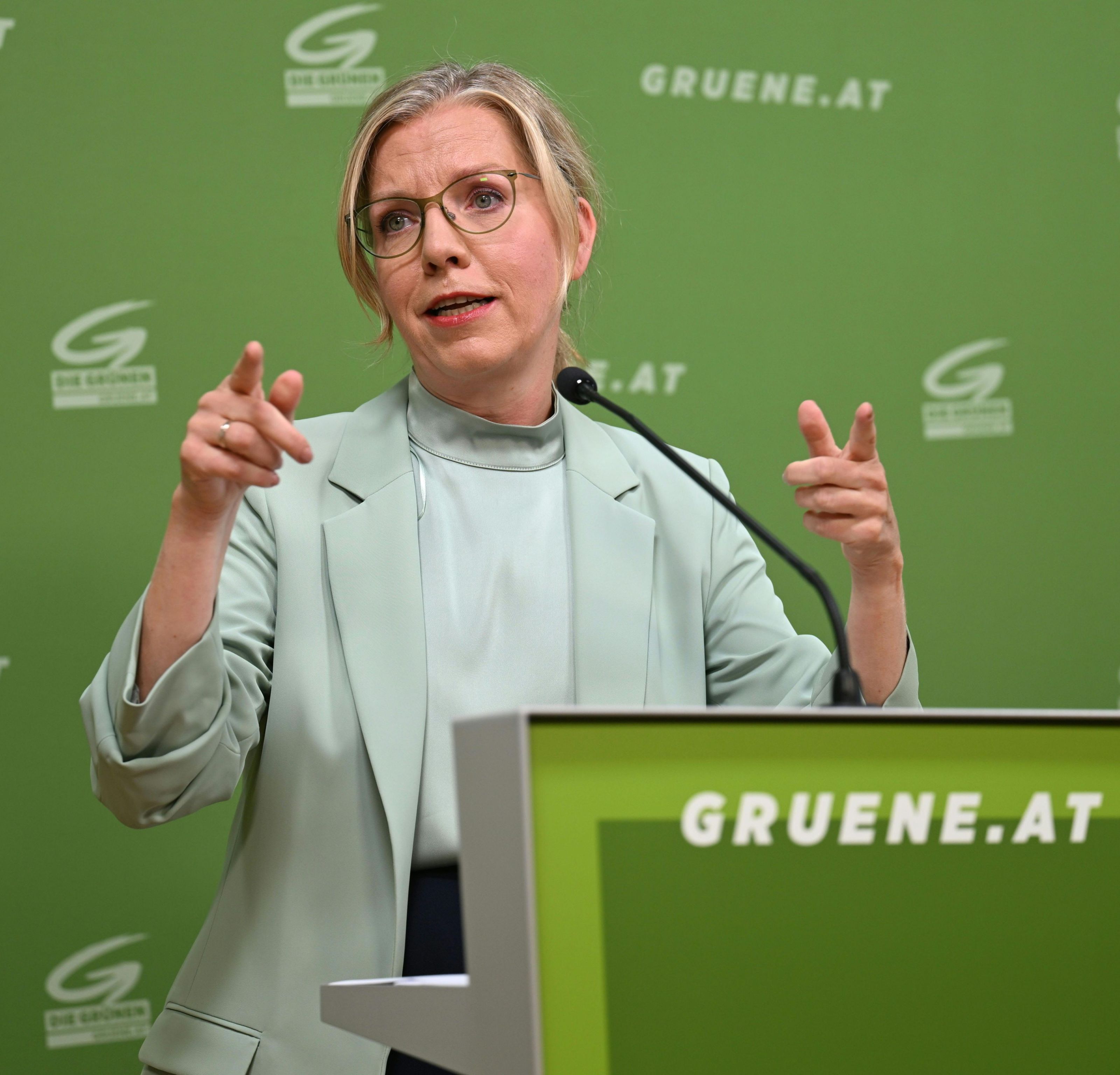 Gewessler warf der Regierung vor, nur "Überschriften" zu produzieren. Gewessler warf der Regierung vor, nur "Überschriften" zu produzieren.