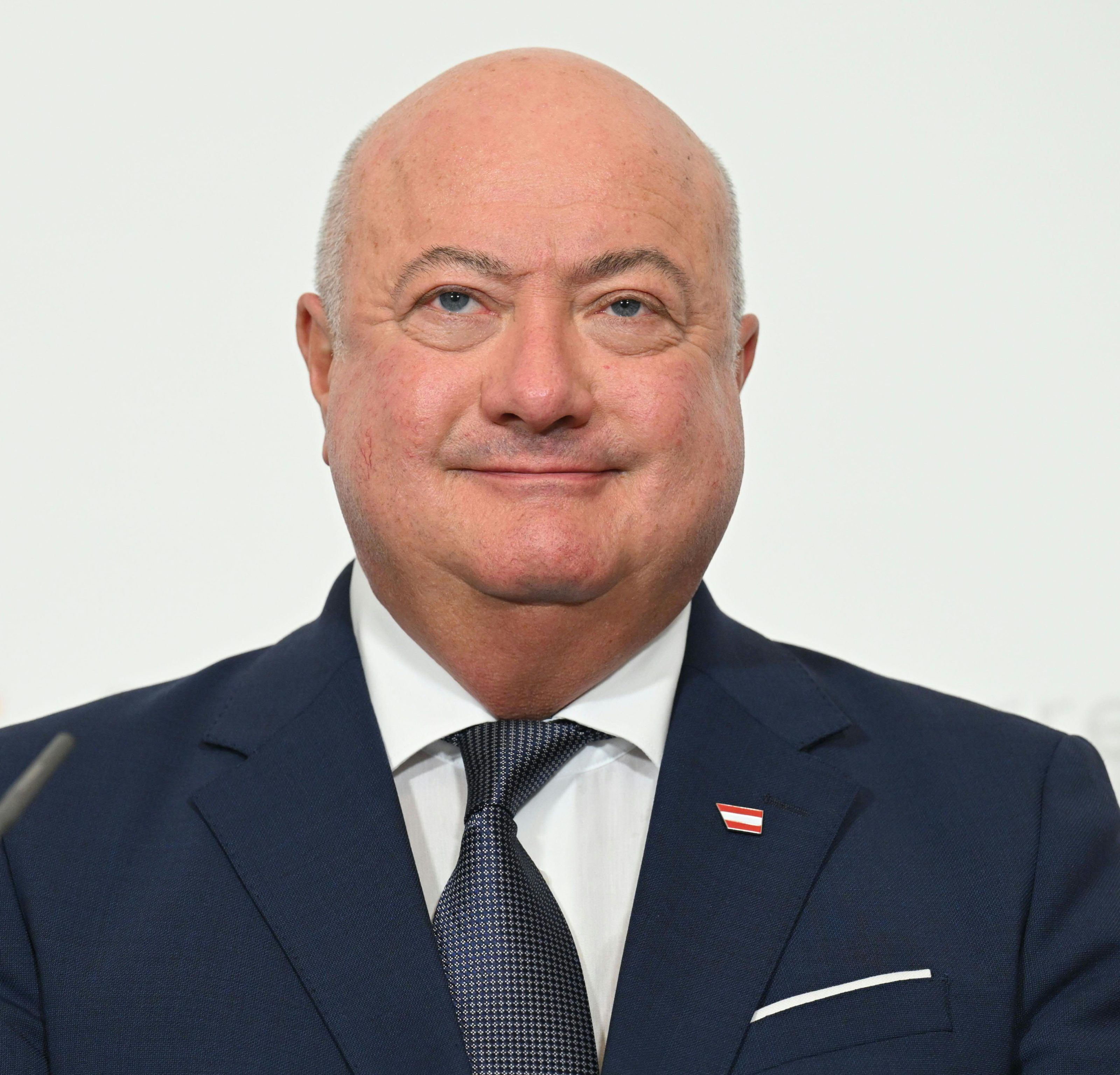 Bundeskanzler Christian Stocker (ÖVP) sprach in einer Aussendung seinen Dank an die Gewerkschaft und alle Beschäftigten im öffentlichen Dienst aus. Bundeskanzler Christian Stocker (ÖVP) sprach in einer Aussendung seinen Dank an die Gewerkschaft und alle Beschäftigten im öffentlichen Dienst aus.