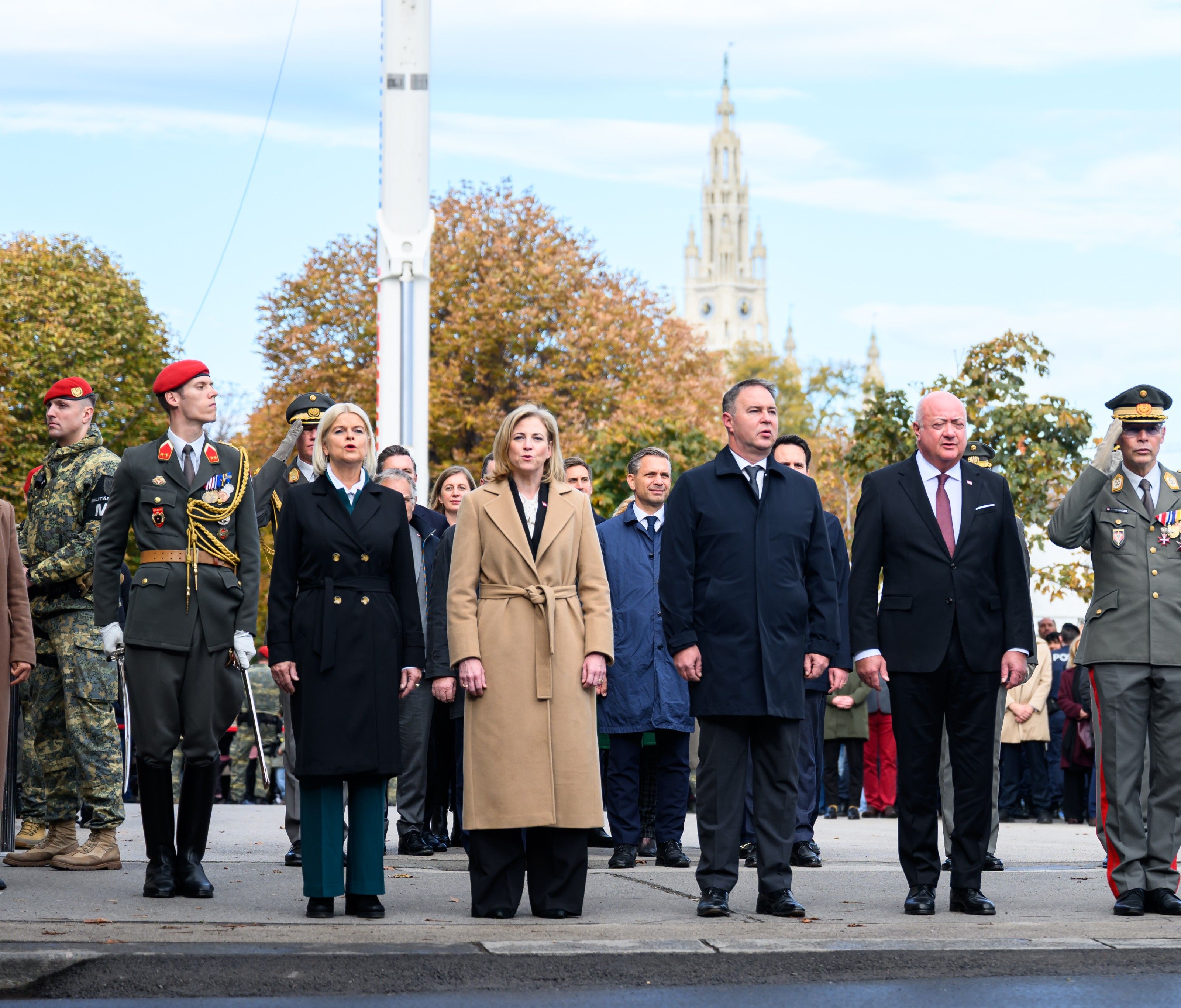 Stocker und Van der Bellen hielten Reden am Heldenplatz. Stocker und Van der Bellen hielten Reden am Heldenplatz.
