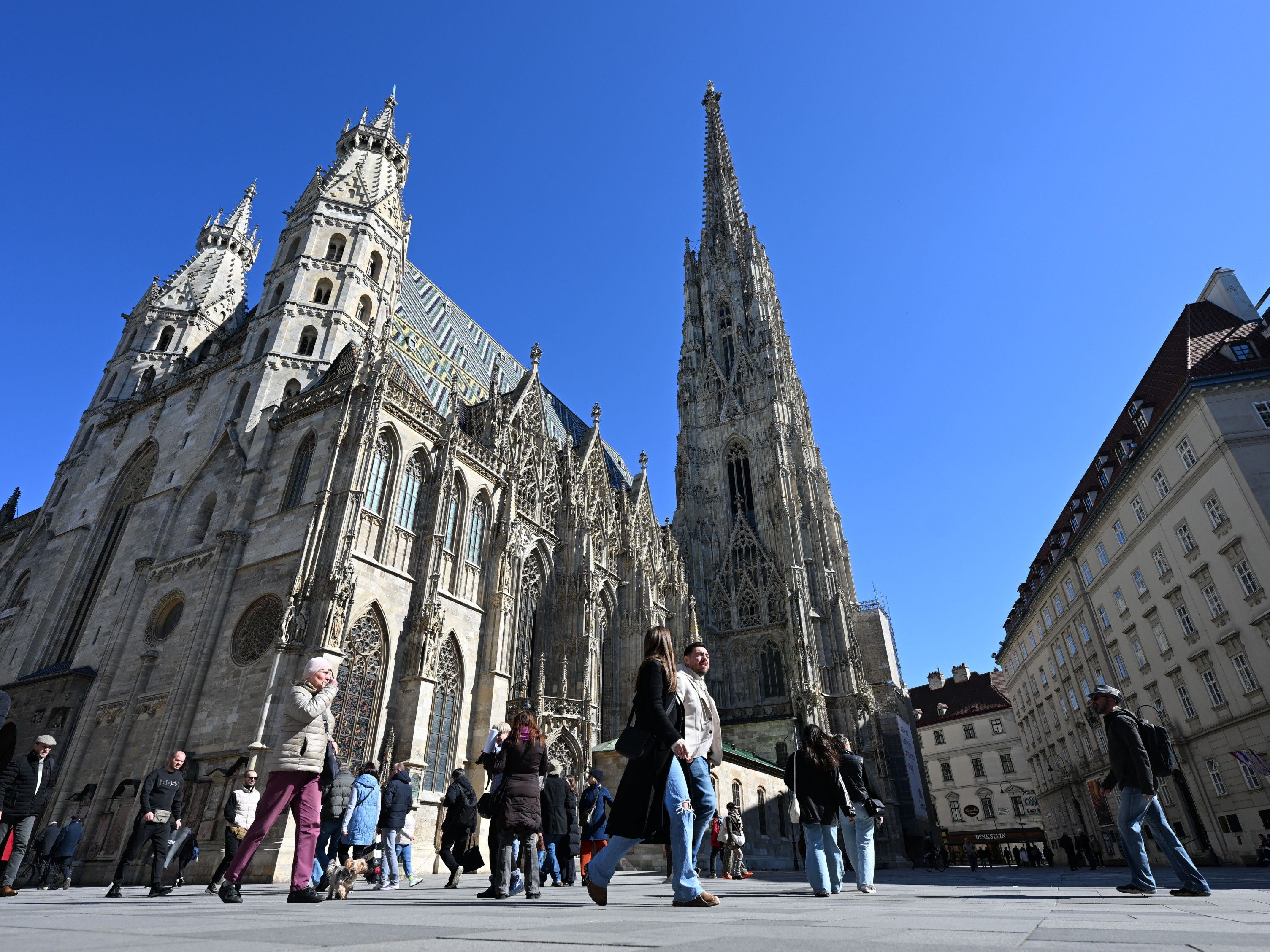 77 Kreuzarbeiten von Arnulf Rainer werden ausgestellt. 77 Kreuzarbeiten von Arnulf Rainer werden ausgestellt.