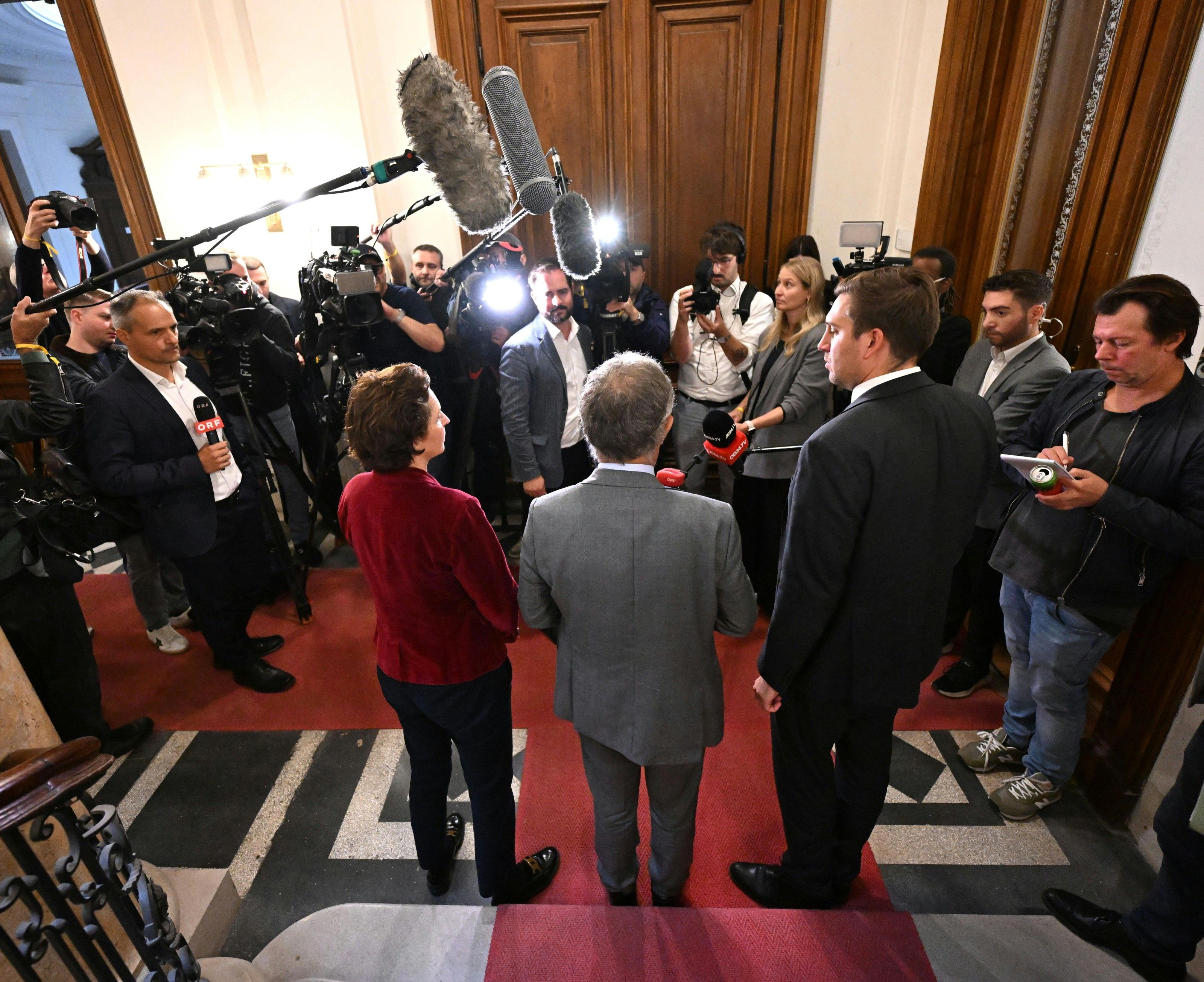 Niederösterreich und Salzburg übernehmen den Beamten-KV-Abschluss. Niederösterreich und Salzburg übernehmen den Beamten-KV-Abschluss.