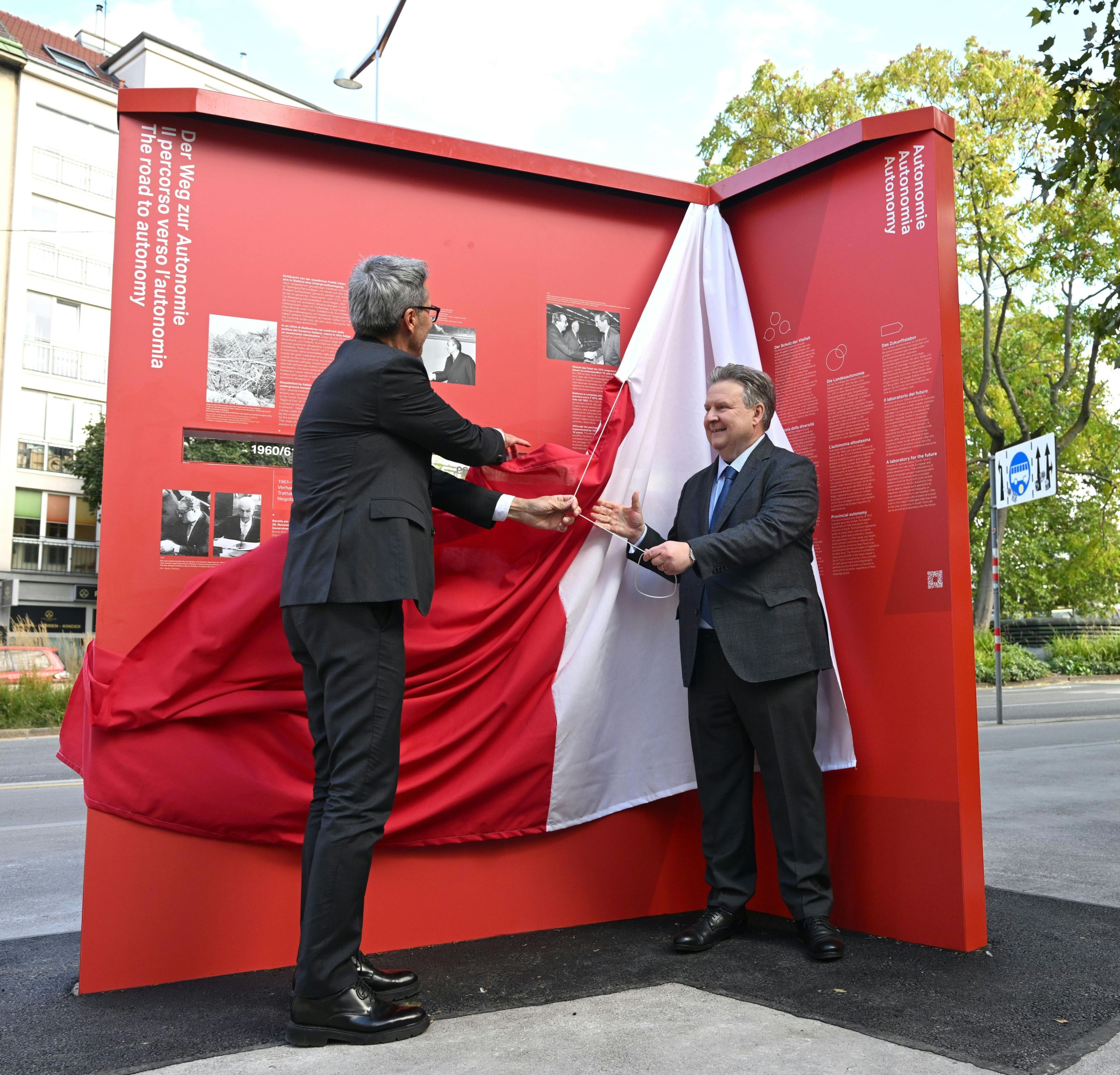 Die feierliche Übergabe der Südtiroler Autonomie-Stele an die Öffentlichkeit am Südtiroler Platz in Wien. Die feierliche Übergabe der Südtiroler Autonomie-Stele an die Öffentlichkeit am Südtiroler Platz in Wien.