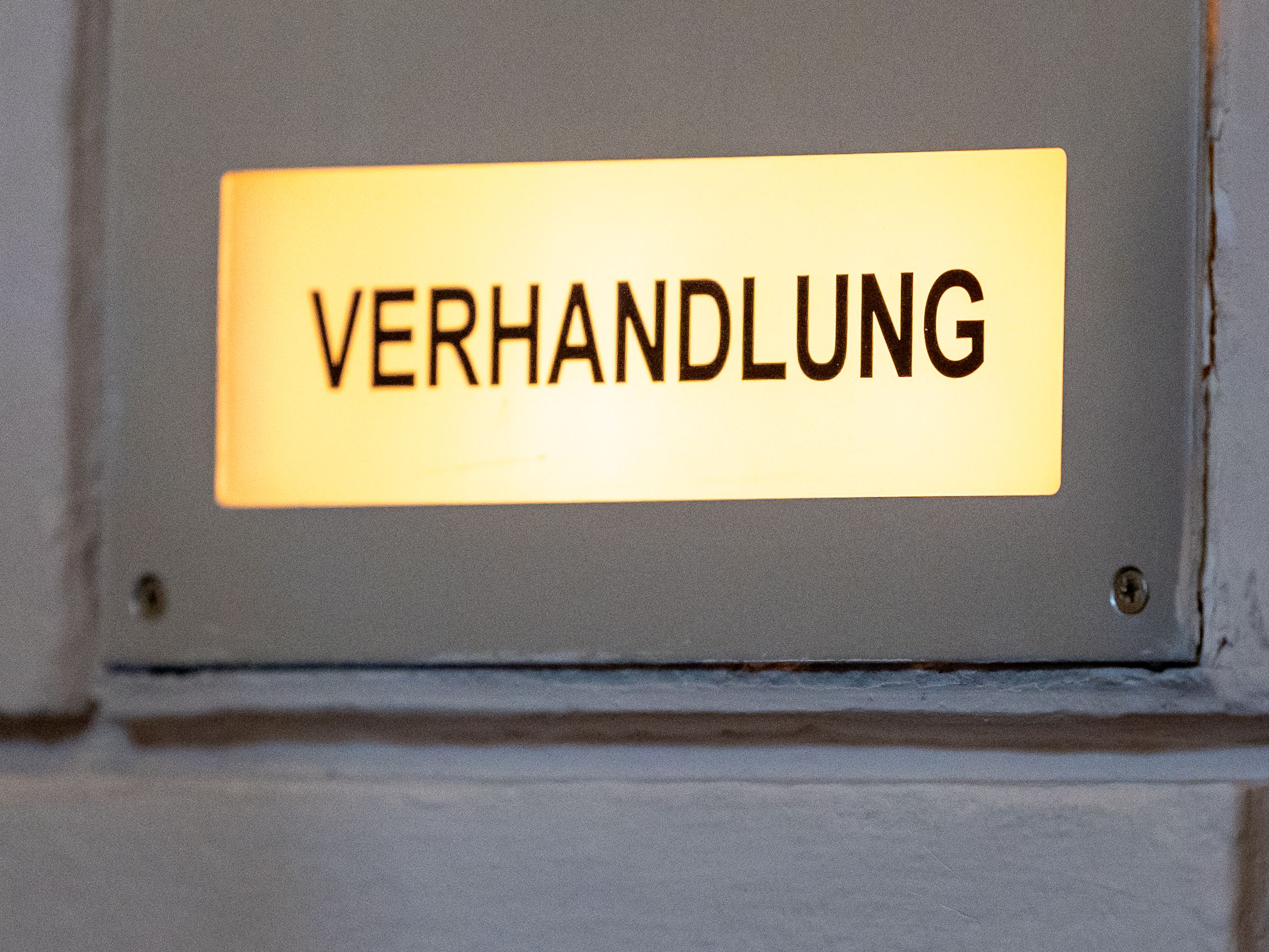 Der Mann hat den Opfern insgesamt 147.000 Euro abgeknöpft. Der Mann hat den Opfern insgesamt 147.000 Euro abgeknöpft.