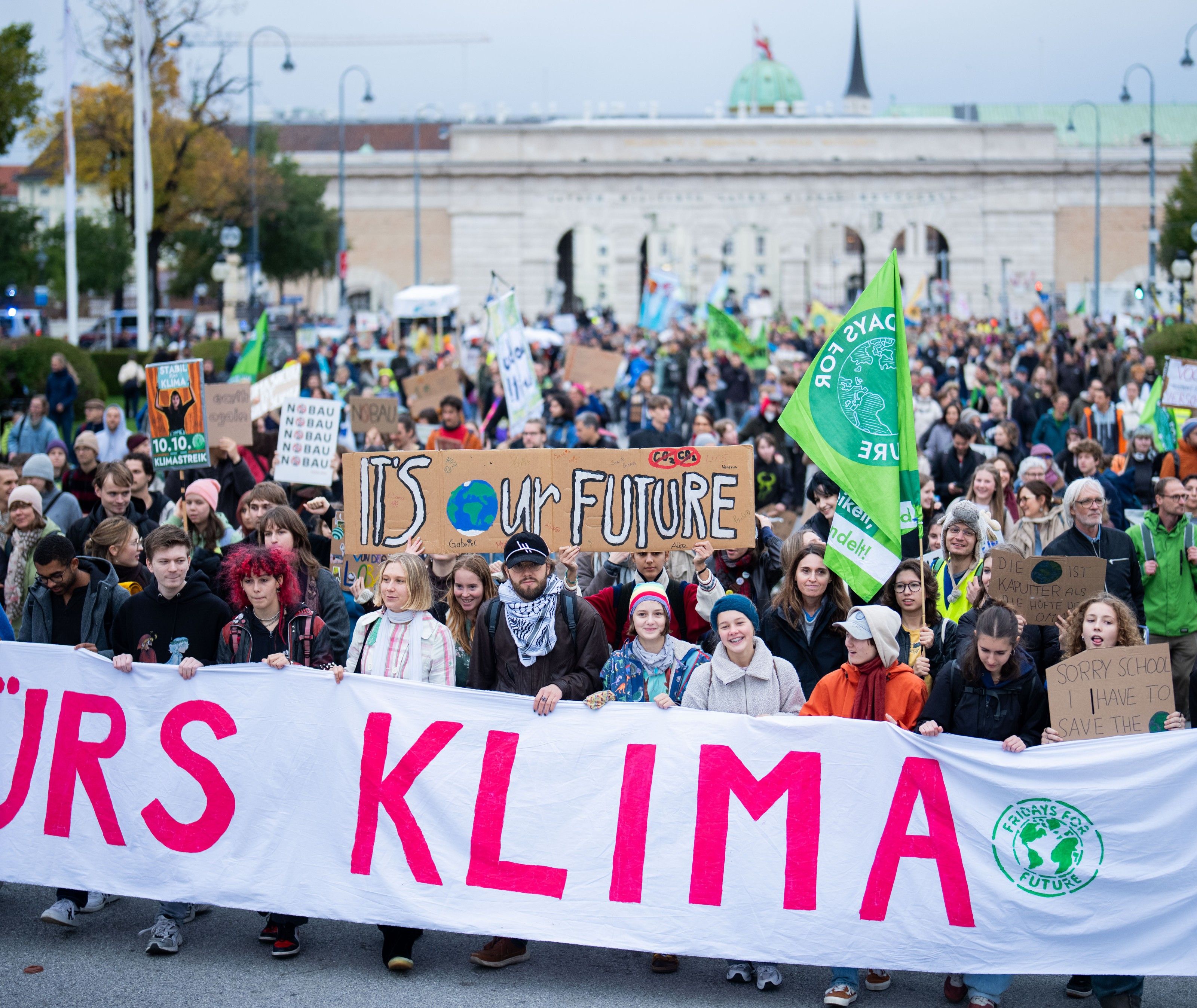 In Wien fand ein Großstreik von Fridays For Future zum Thema "Klimaschutzgesetz - wenn dann richtig!" statt. In Wien fand ein Großstreik von Fridays For Future zum Thema "Klimaschutzgesetz - wenn dann richtig!" statt.