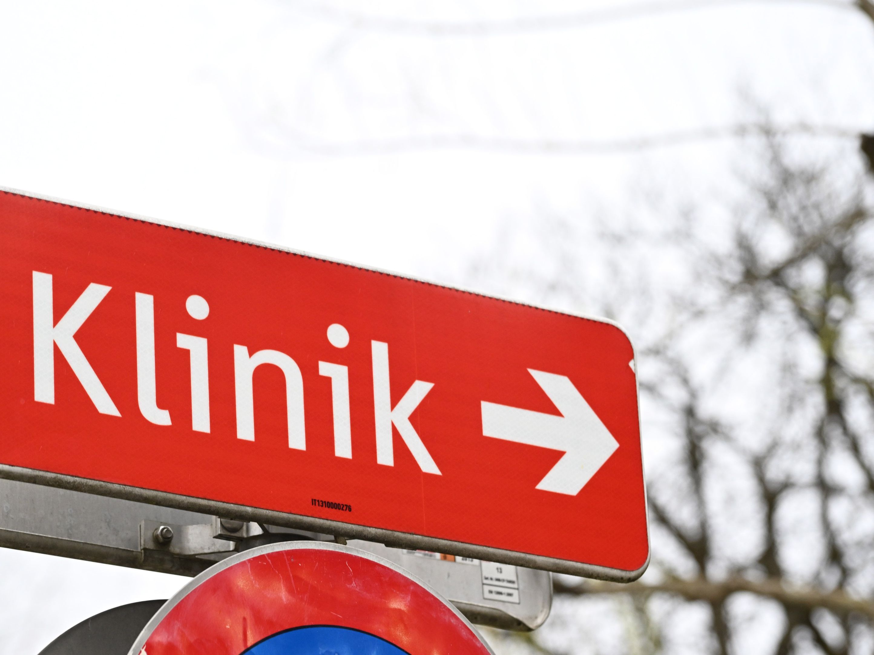 Die Frau hätte in einem spezialisierten Krankenhaus weiterbehandelt werden sollen, aber es gab nur Absagen. Die Frau hätte in einem spezialisierten Krankenhaus weiterbehandelt werden sollen, aber es gab nur Absagen.