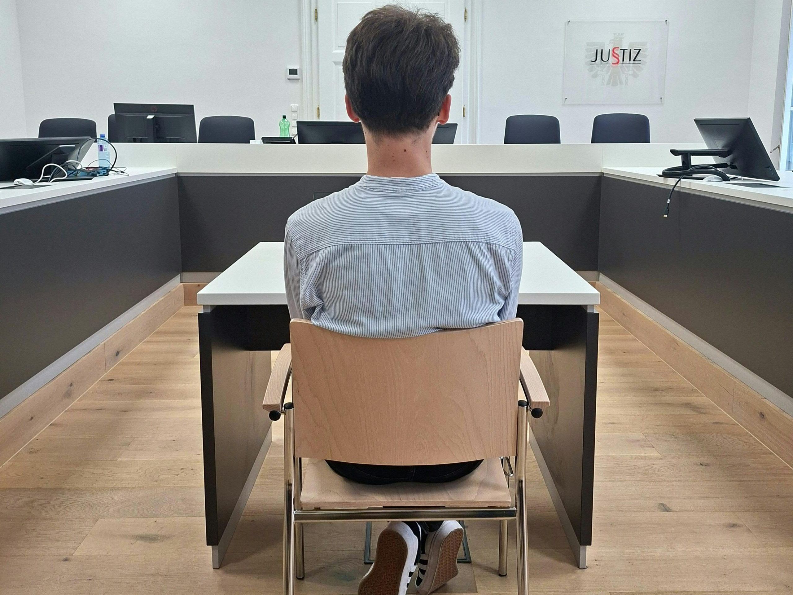 Der Angeklagte am Landesgericht Linz. Der Angeklagte am Landesgericht Linz.