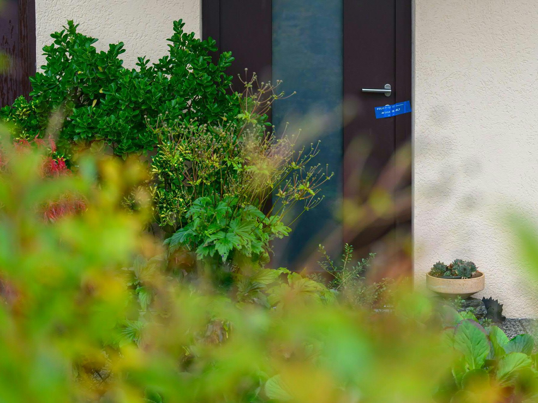 Ein 78-Jähriger soll im gemeinsamen Haus seine 70-jährige Ehefrau und den 41-jährigen Sohn erstochen haben. Ein 78-Jähriger soll im gemeinsamen Haus seine 70-jährige Ehefrau und den 41-jährigen Sohn erstochen haben.