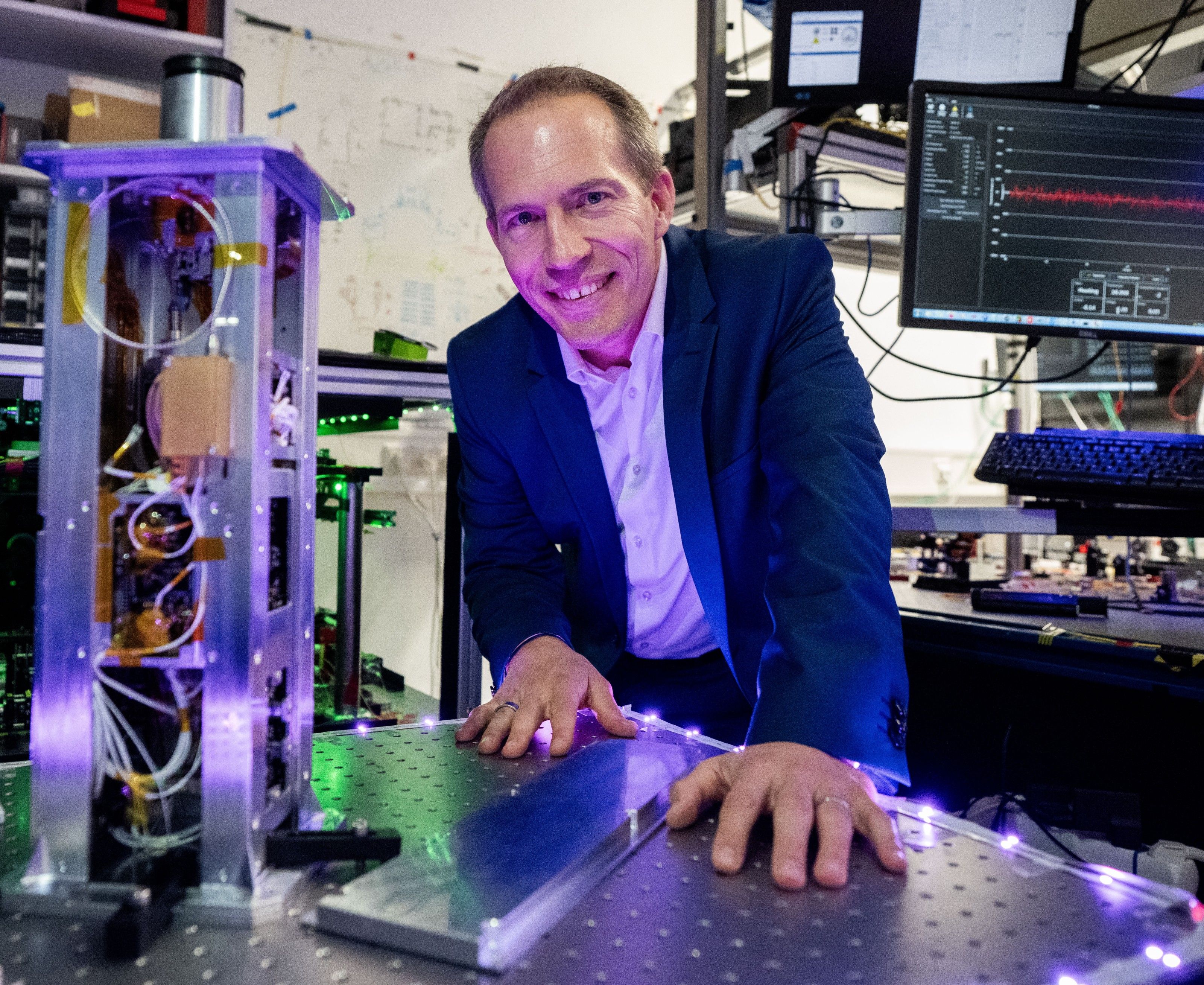 Quantenphysiker Philip Walther mit einem photonischen Satelliten-Quantencomputer an der Uni Wien. Quantenphysiker Philip Walther mit einem photonischen Satelliten-Quantencomputer an der Uni Wien.