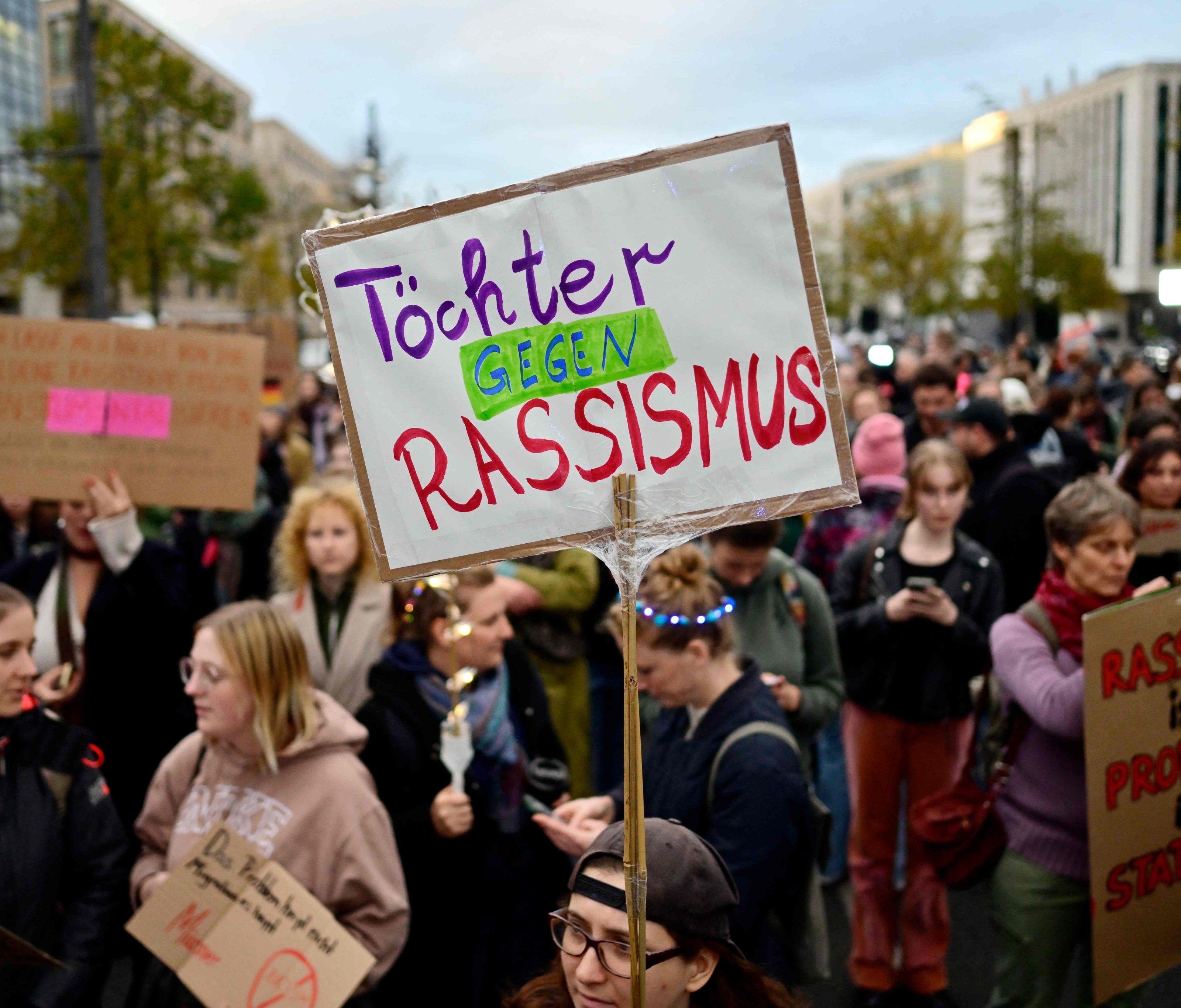 Vor der CDU-Zentrale in Berlin demonstrierten am Abend Menschen unter dem Motto "Feministische Kundgebung: Wir sind die Töchter". Vor der CDU-Zentrale in Berlin demonstrierten am Abend Menschen unter dem Motto "Feministische Kundgebung: Wir sind die Töchter".