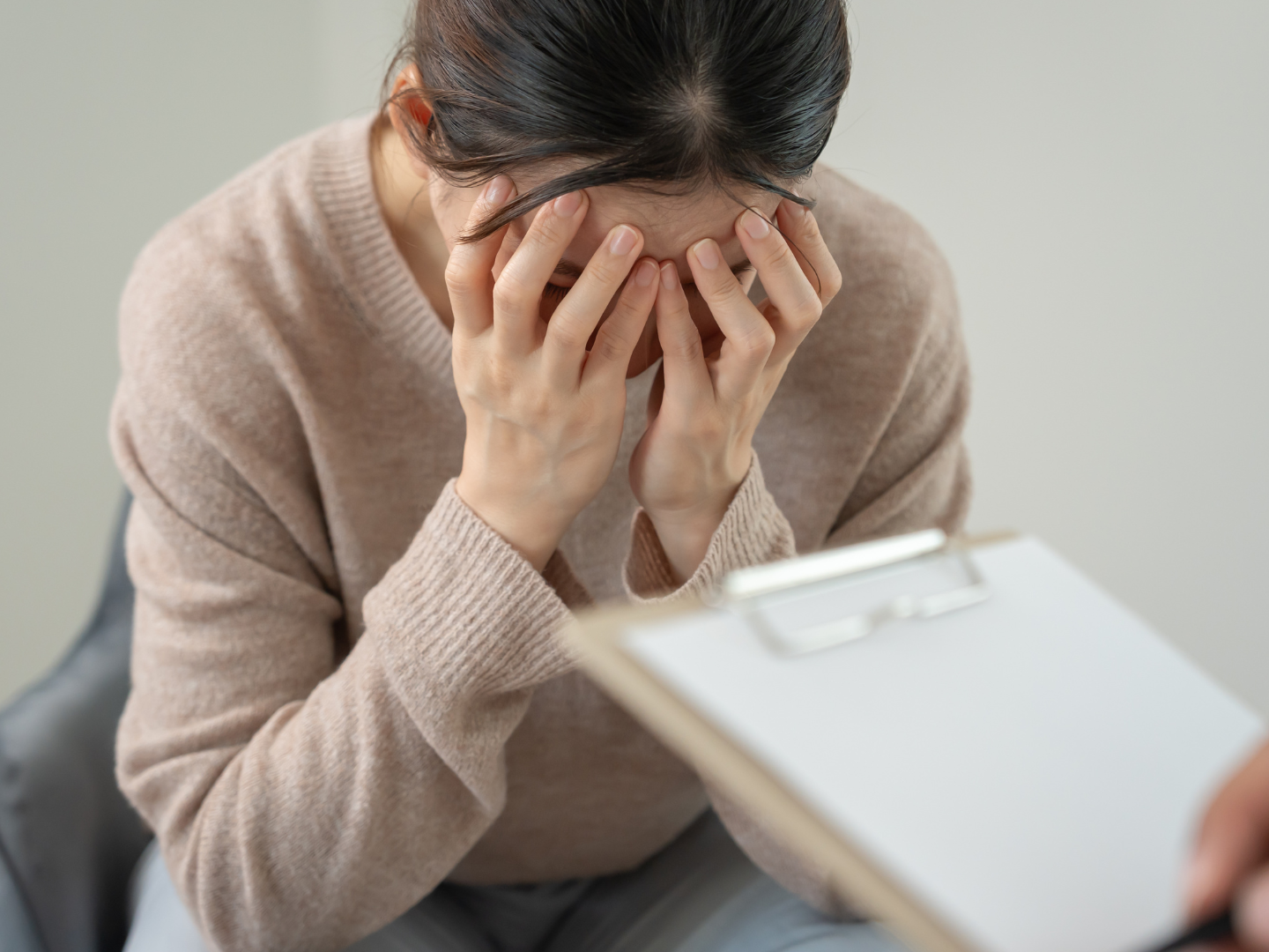 Fast jede zweite Frau fühlt sich laut einer Umfrage stark psychisch belastet. Fast jede zweite Frau fühlt sich laut einer Umfrage stark psychisch belastet.