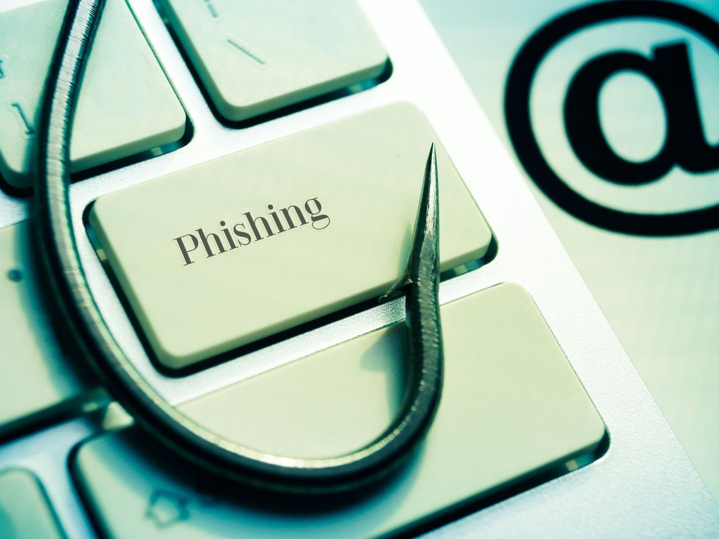 Phishing bedeutet das Abfischen sensibler Daten über gefälschte Webseiten, E-Mails, SMS oder Telefonanrufe. Phishing bedeutet das Abfischen sensibler Daten über gefälschte Webseiten, E-Mails, SMS oder Telefonanrufe.