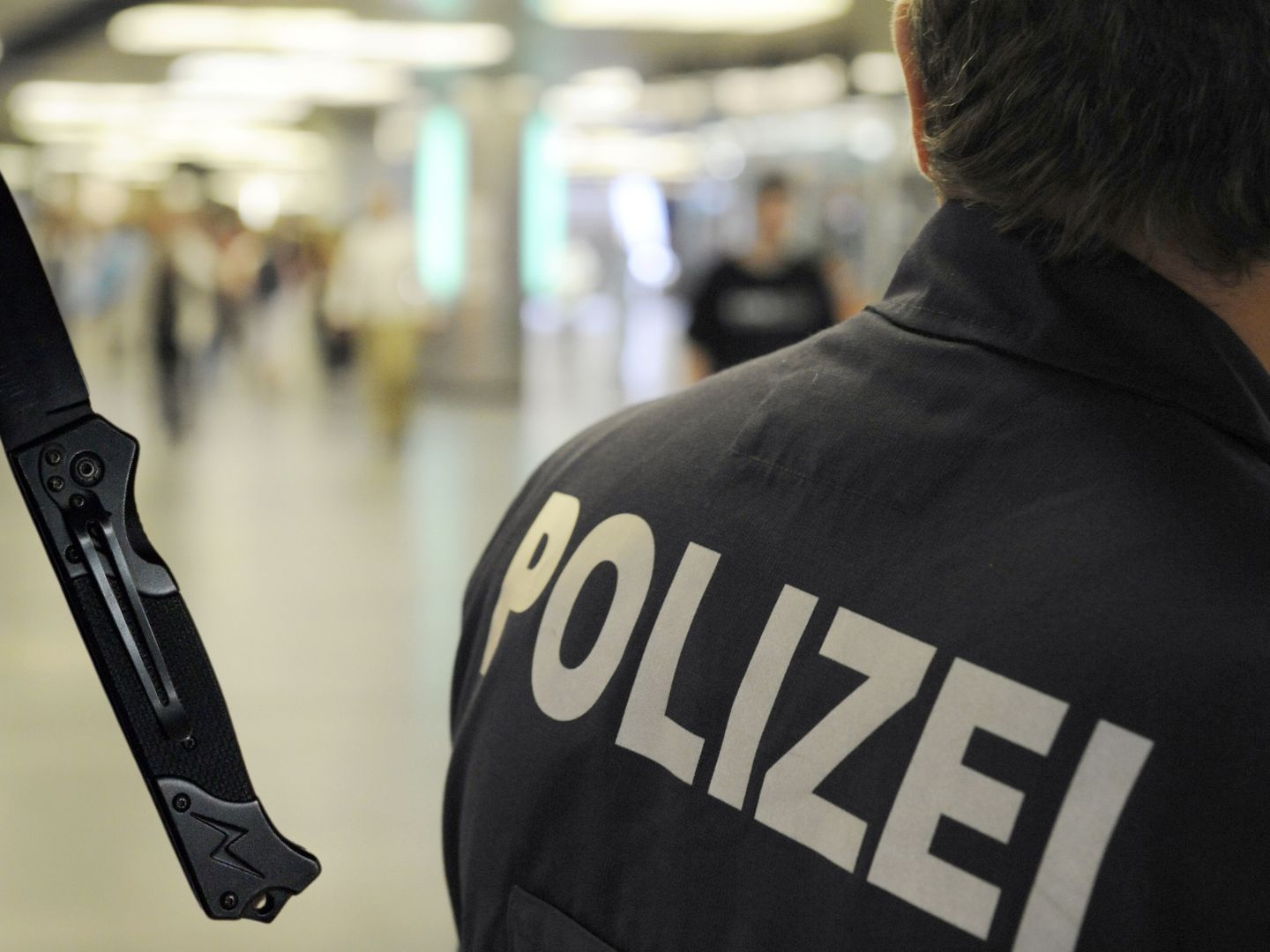 Raub und Drohung mit Messer am Wiener Westbahnhof. Raub und Drohung mit Messer am Wiener Westbahnhof.