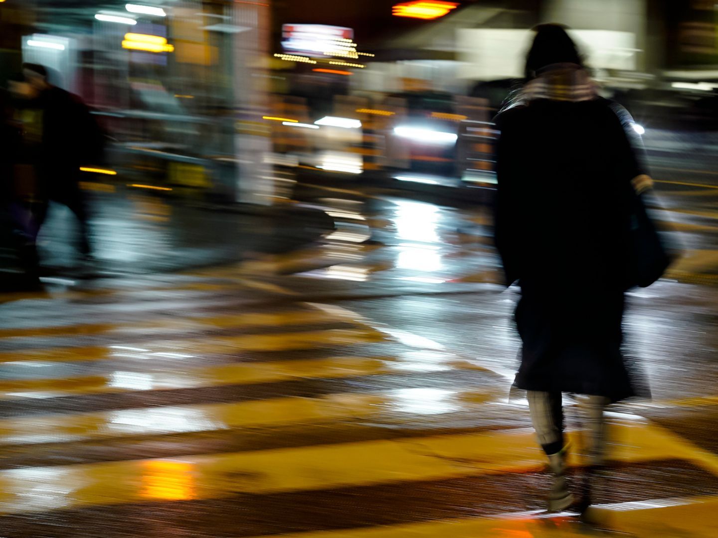 Dunkle Kleidung erhöht die Unfallgefahr. Dunkle Kleidung erhöht die Unfallgefahr.