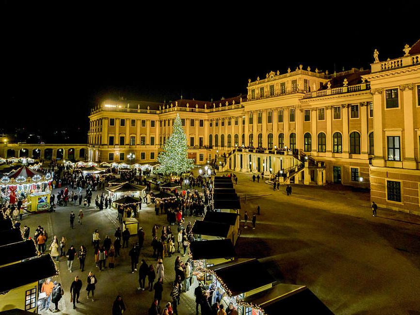 Festliches Ambiente beim Weihnachtsmarkt Schloss Schönbrunn 2025. Festliches Ambiente beim Weihnachtsmarkt Schloss Schönbrunn 2025.